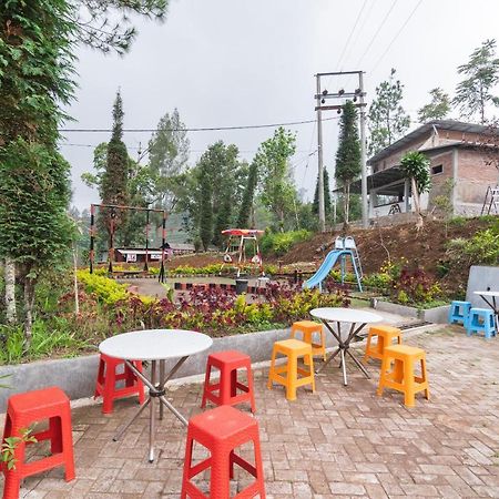 Oyo 1852 Intan Bromo Homestay Pasuruan Bagian luar foto