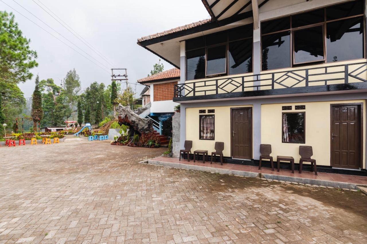 Oyo 1852 Intan Bromo Homestay Pasuruan Bagian luar foto