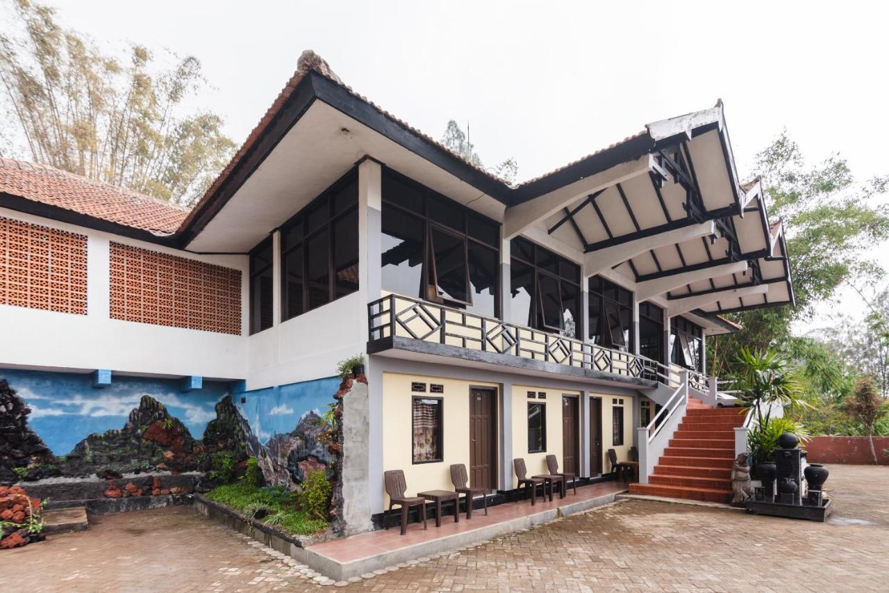 Oyo 1852 Intan Bromo Homestay Pasuruan Bagian luar foto