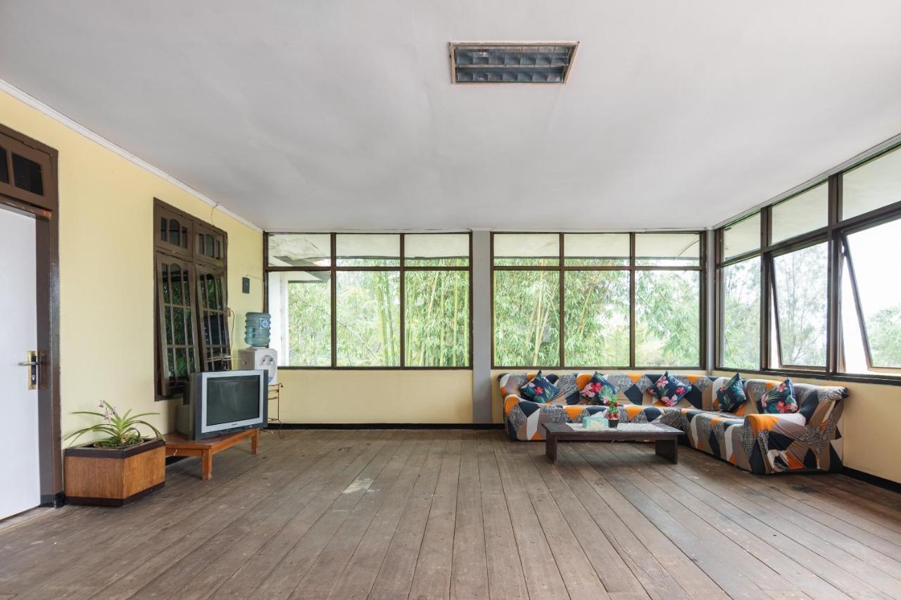 Oyo 1852 Intan Bromo Homestay Pasuruan Bagian luar foto