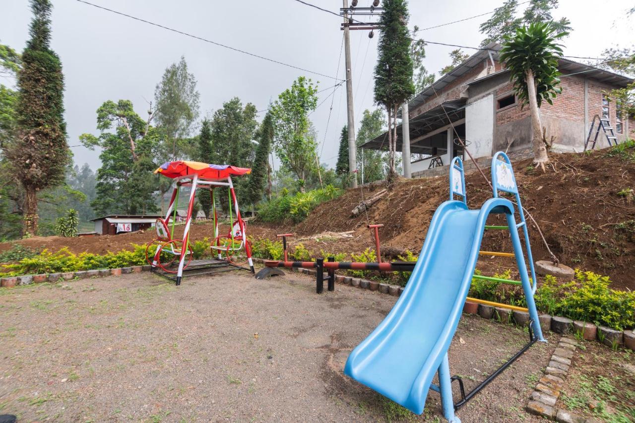 Oyo 1852 Intan Bromo Homestay Pasuruan Bagian luar foto