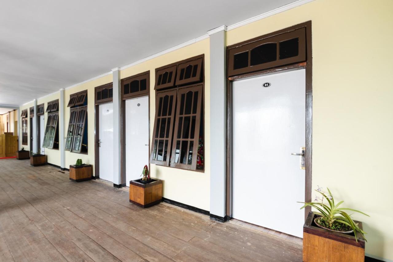 Oyo 1852 Intan Bromo Homestay Pasuruan Bagian luar foto