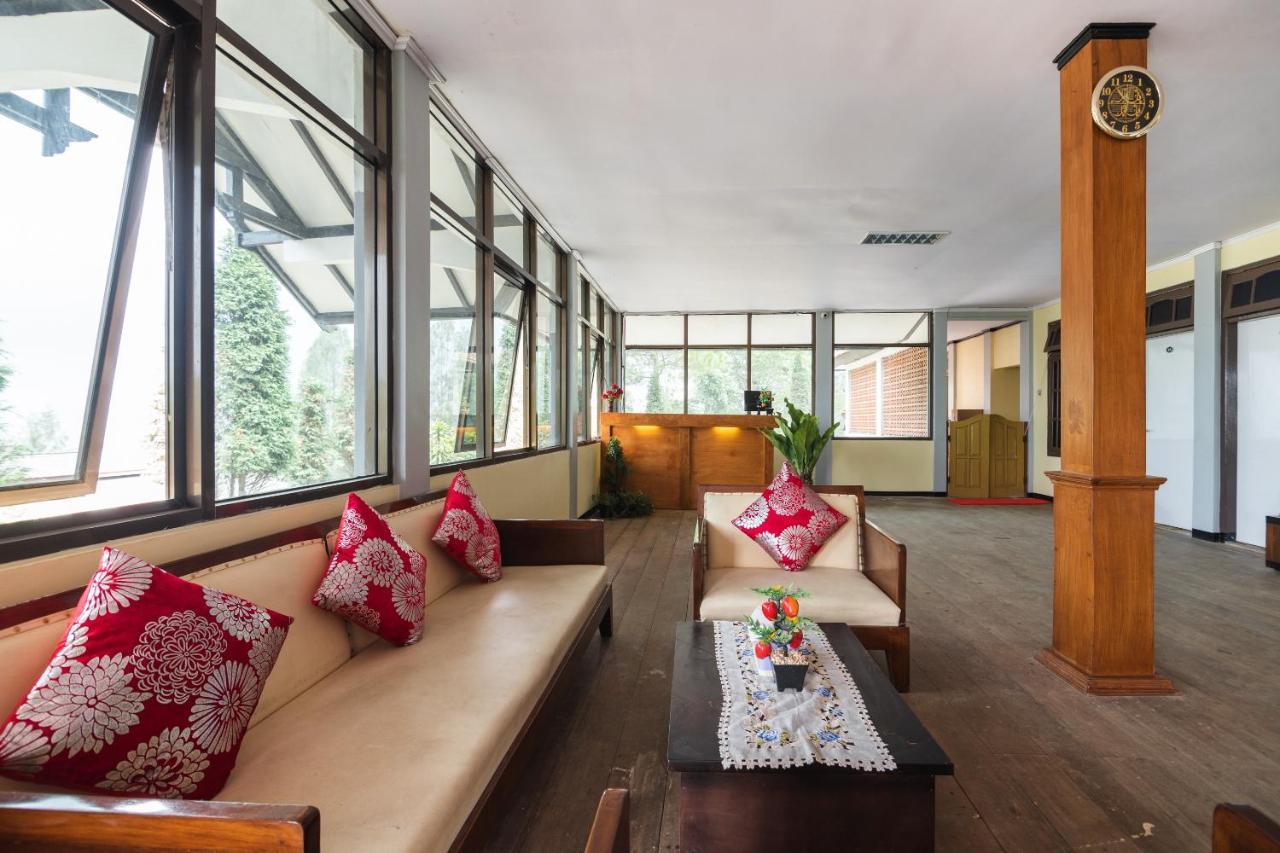 Oyo 1852 Intan Bromo Homestay Pasuruan Bagian luar foto